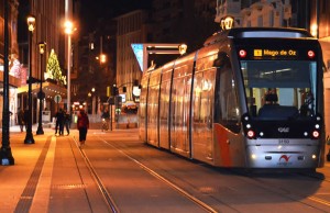 El tranvía y los autobuses de Zaragoza modifican su horario y sufren refuerzos o cortes durante la Navidad