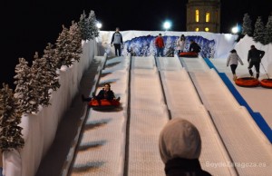 Descenso en trineos neumáticos en la Plaza del Pilar de Zaragoza durante las Fiestas de Navidad