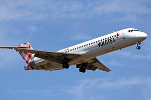 Avión de Volotea llegando al aeropuero de Zaragoza