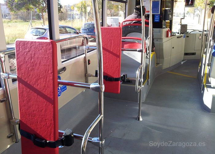 Parte delantera del autobús con zona para carritos y sillas de ruedas