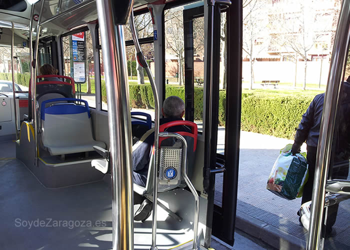 Zona de la puerta delantera de los nuevos autobuses