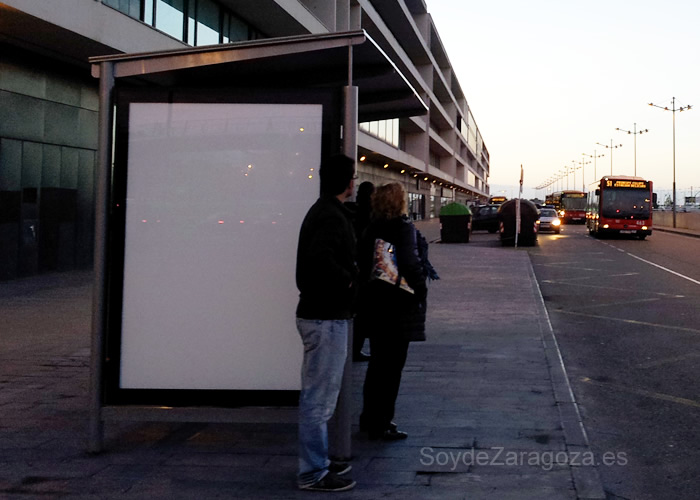 Marquesina de autobús junto a la zona de salidas de la estación de Delicias en Zaragoza