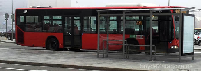 Una de las nuevas marquesinas de autobús de Zaragoza en la estación de Delicias