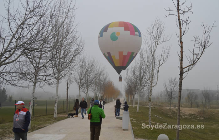 Uno de los globos de los Reyes Magos llegando al Parque del Agua de Zaragoza.