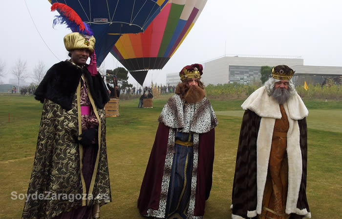 Los tres Reyes Magos posando tras descender de sus globos en el Parque del Agua de Zaragoza