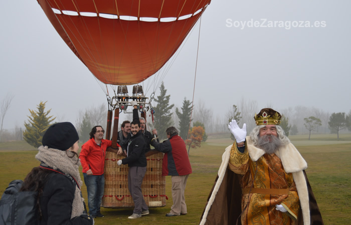 Tras bajar del globo el Rey Mago Melchor saluda a los zaragozanos.