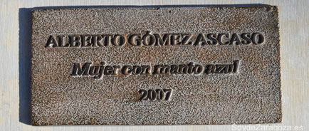 Placa en el pie de la escultura con el nombre de la misma y el del autor.