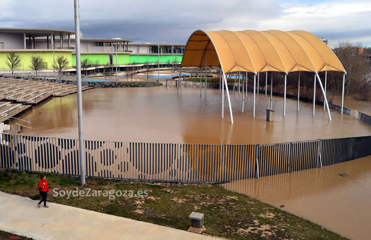 El anfiteatro de la Expo está inundado y el agua ha subido más que en otras crecidas