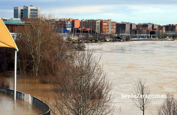 Desde la entrada al Pabellón Puente se aprecia cómo está a punto de inundarse el frente fluvial de la Expo