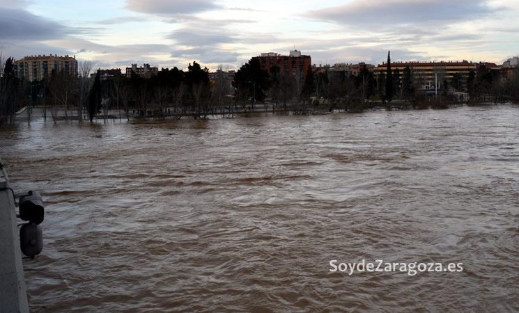 El Ebro y la arboleda de Mazanaz vista desde el Puente de Santiago