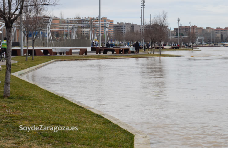 El frente fluvial está a punto de ser inundado por la crecida del EbroEl frente fluvial está a punto de ser inundado por la crecida del Ebro