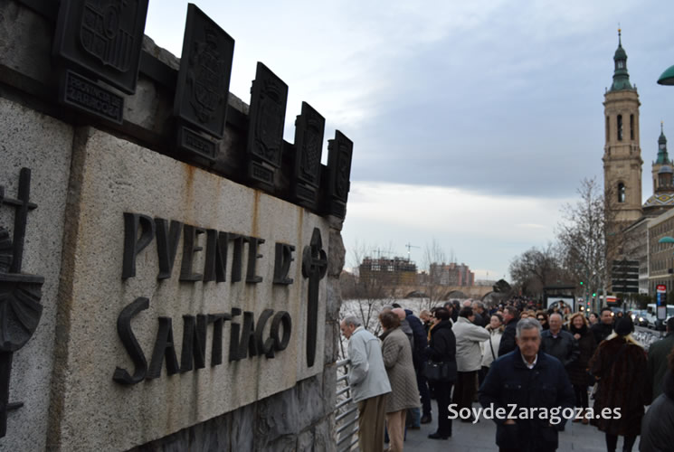 Miles de personas se acercan esos días a las orillas del Ebro para contemplar la crecida extraordinaria