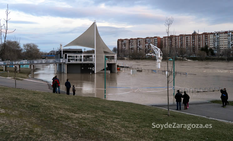 El embarcadero de Vadorrey cubierto por el agua y la cafetería aislada por la crecida