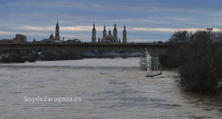 Desde el Azud del Ebro se ve el embarcadero de Vadorrey bajo el agua