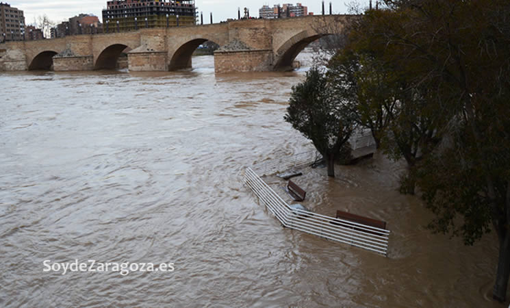 La zona de descanso junto al Club Náutico también está bajo el agua