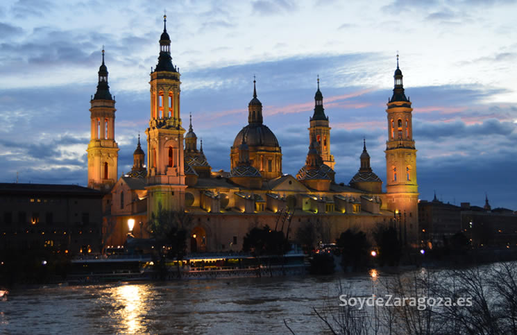 El Pilar visto desde el Puente de Piedra