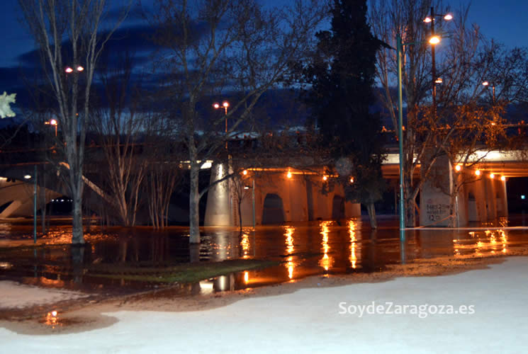 Los pasos por debajo del Puente de Santiago junto a Helios están cubiertos por el agua