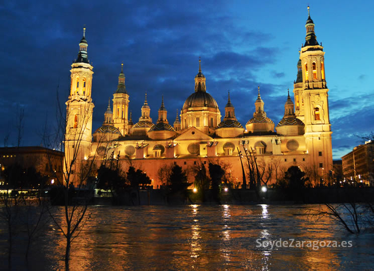 El Pilar y el río Ebro vistos desde la arboleda de macanaz