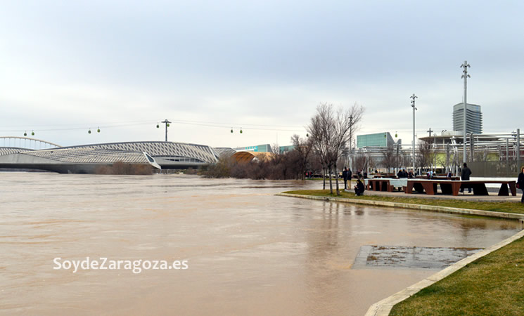 El agua está a sólo un palmo de entrar en algunas zonas del frente fluvial del Ebro