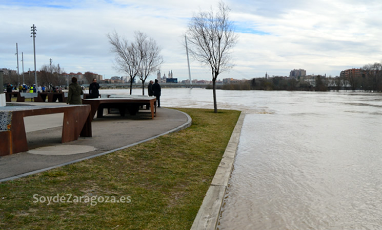 El río Ebro ha sobrepasado ya todos los escalones de madera del frente fluvial y sigue creciendo