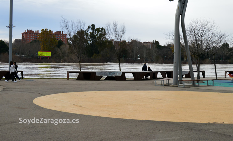 Aquí se aprecia cómo el agua está a punto de llegar al nivel del frente fluvial, zona de paseo.