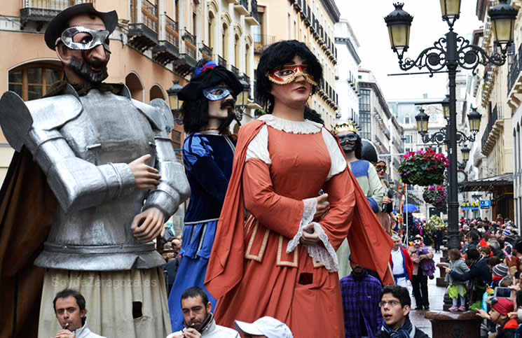 gigantes-carnaval-calle-alfonso-zaragoza