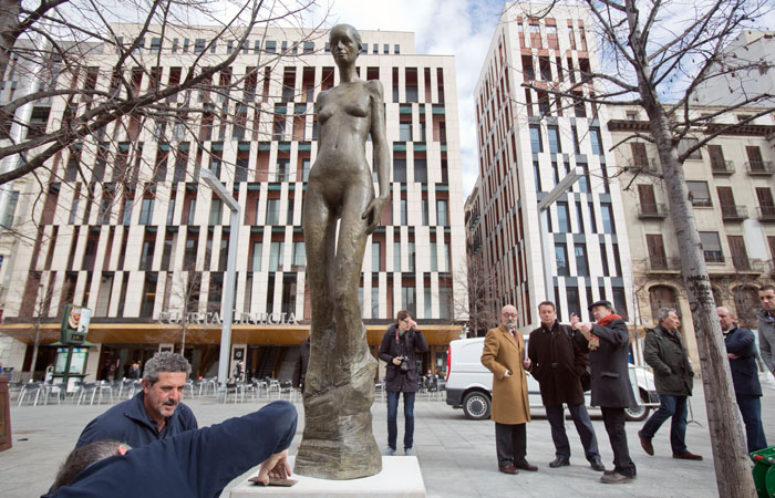 Momento de instalación de la escultura en el centro de la Plaza de España de Zaragoza.