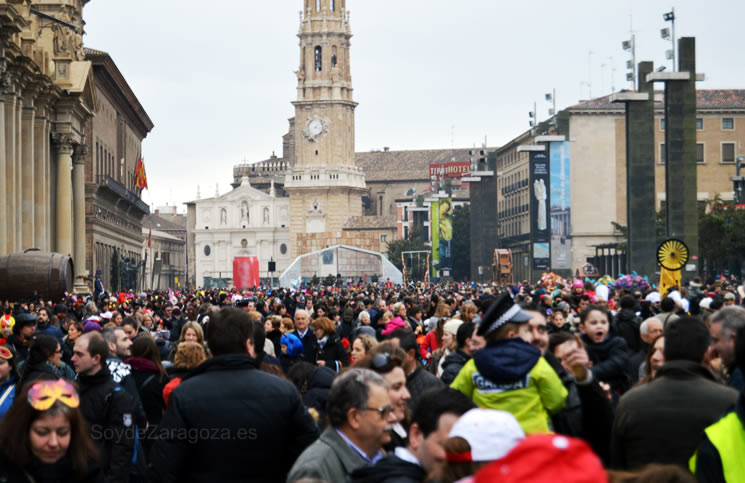 multitud-domingo-carnaval-zaragoza