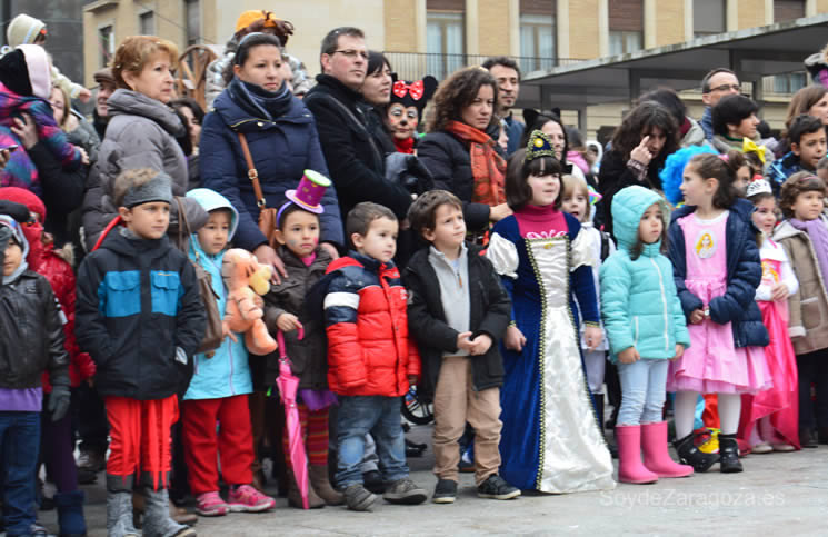 peques-mirando-carnaval