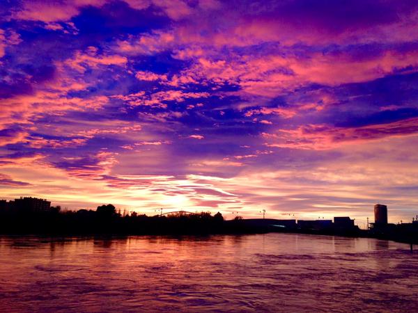 Imagen del atardecer en la zona de la Expo de Zaragoza, por Carlos García @cartherdigital