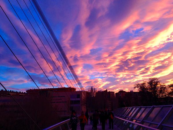 Imagen de Carlos García con el atardecer en Zaragoza tras la Pasarela del Voluntariado.