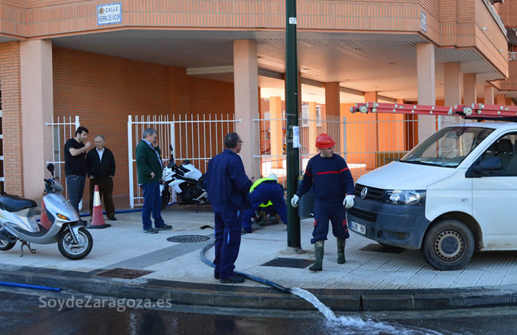 bomberos-achicando-agua-almozara-inundacion-garaje-ebro