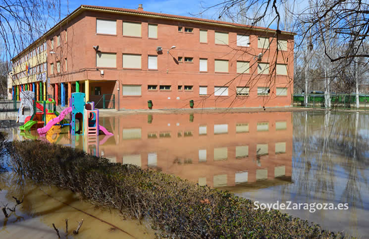 patio-colegio-jeronimo-zurita-inundado