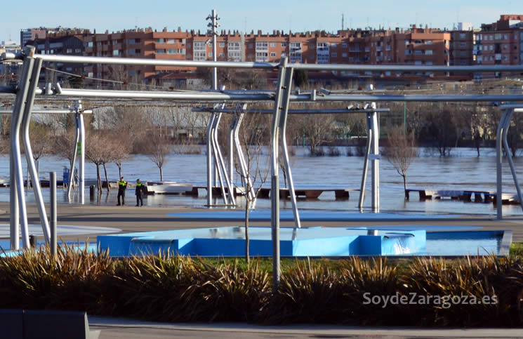 policia-patrulla-frente-fluvial-expo-2008-tras-desbordamiento-ebro