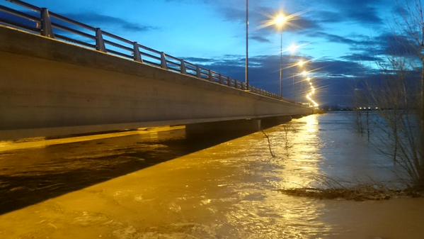 Puente de la Ronda Norte en la crecida del Ebro