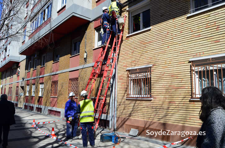 tecnicos-endesa-luz-cortada-almozara-zaragoza