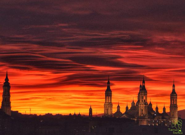 Imagen del espectacular atardecer con El Pilar de Zaragoza de fondo, por Tierra Sabia