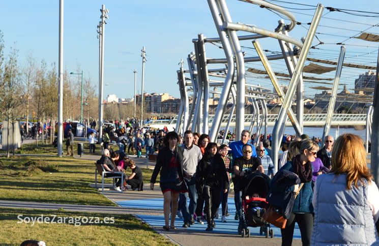 zaragozanos-viendo-inundacion-ebro-ranillas-expo