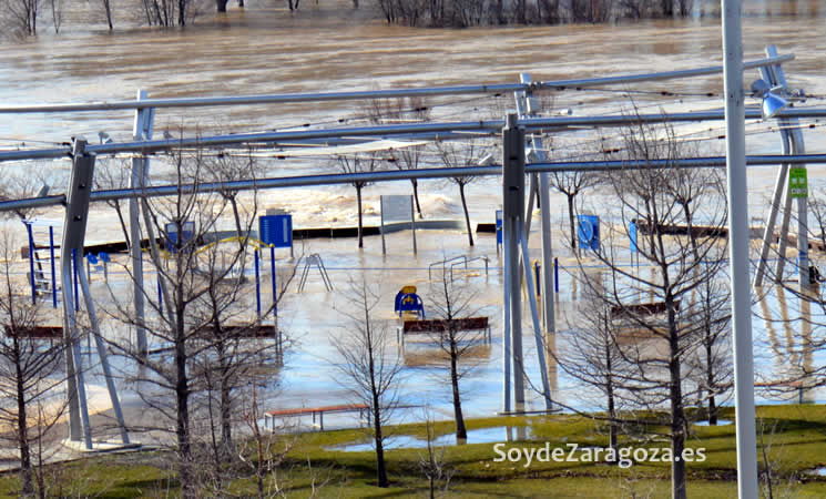 zona-ejercicios-gimnasio-expo-orilla-rio-ebro-inundado-crecidajpg