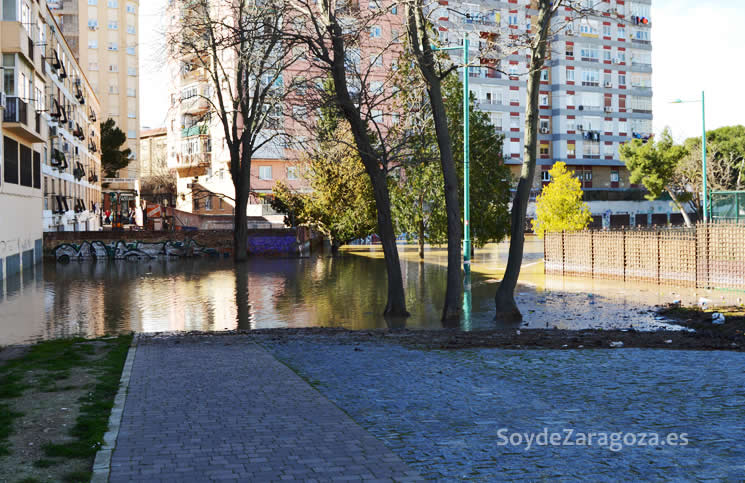 zona-entrada-pasarela-voluntariado-almozara-zaragoza-inundada