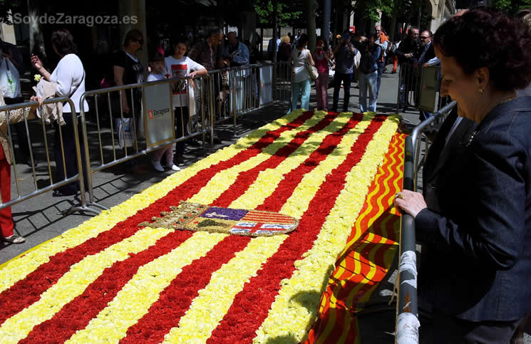 Bandera de Aragón realizada con flores en la Plaza Aragón de Zaragoza durante el día de San jorge.