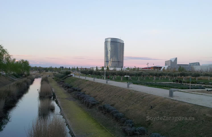 Parque del Agua con la Torre del Agua al fondo