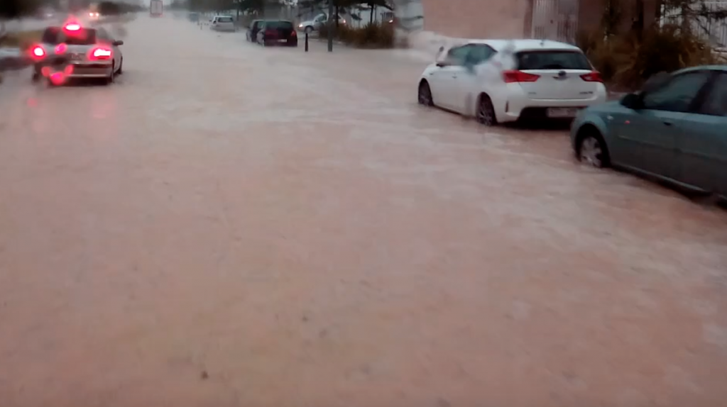 Momento de la inundación en PlaZa tras la tormenta de granizo que cayó en Zaragoza