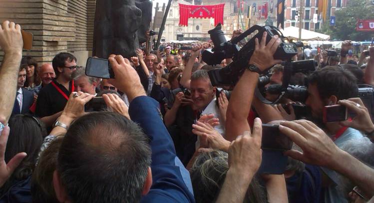 Los fotógrafos y las cámaras rodean a Pedro Santisteve en su entrada a su investidura como alcalde de Zaragoza.