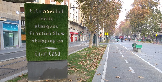 Muppi de GranCasa con publicidad de "césped" que se puede ver en calles de Zaragoza