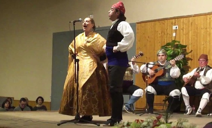 Beatriz Bernad y Nacho del Rio cantando jota en una localidad aragonesa.