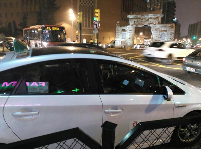 Taxi en Zaragoza en el Paseo Teruel, junto a la Puerta del Carmen.