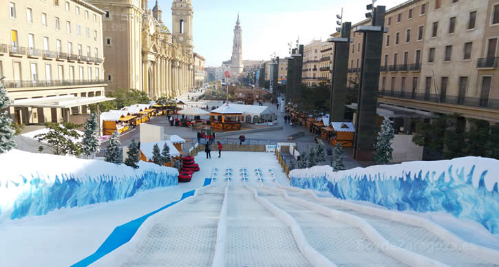 Vista de la Plaza del Pilar desde lo alto de la pista de descenso de trineos