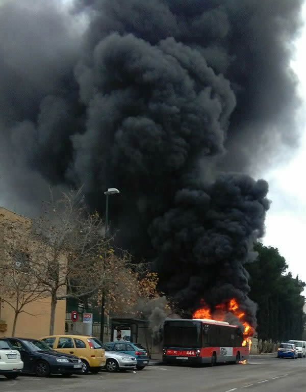 Imagen del fuego en la parte trasera del autobús de la línea 53, por @ChemaCalvo1 en Twitter