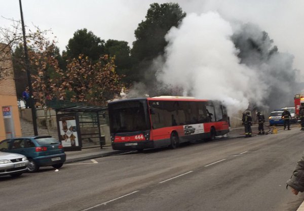 Los bomberos apagan el fuego del autobús que ha ardido en Miralbueno, por @inmaescribano en Twitter